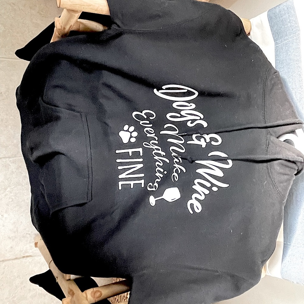 I’m selling a black hoodie, medium (female) size. Never been worn.